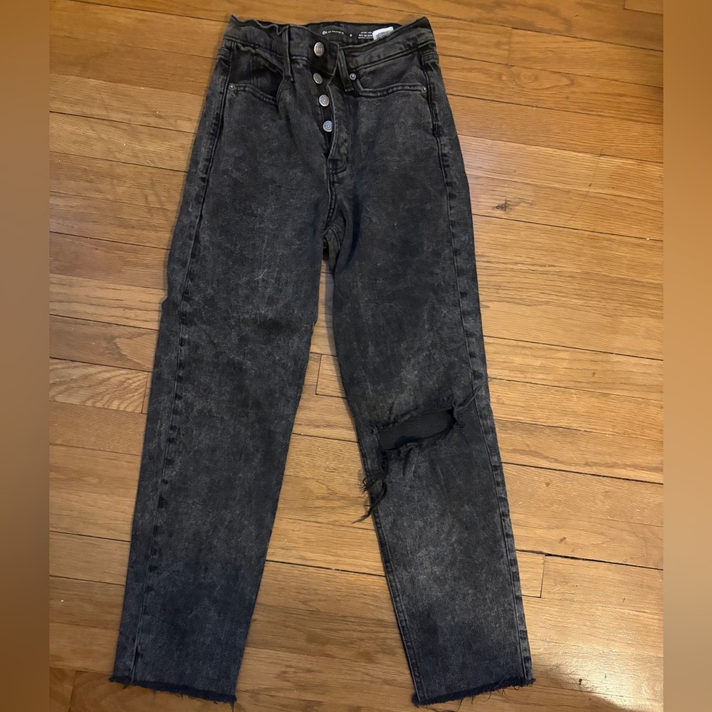Old Navy women’s Black Distressed Straight Jeans